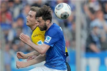 Patrick Fabian (rechts) und Kacper Przybylko im Kopfballduell um den Ball.
