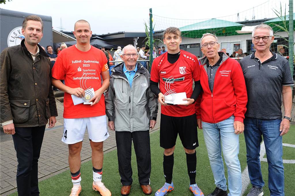 Patrick Filla (2.v.li.) und Dennis Huber-Marzolla (3.v.re.) erhielten die persönlichen Auszeichnungen zum besten Spieler und besten Torwart des Turniers.