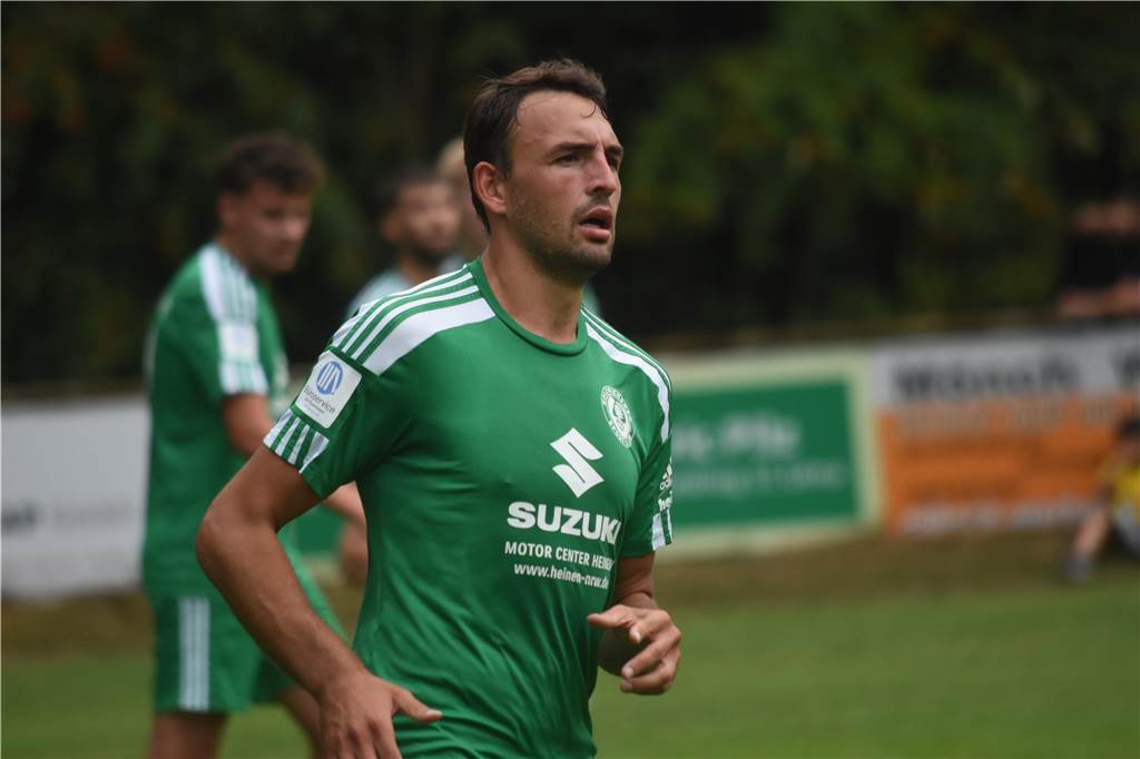 Patrick Fischer verlässt den Holzwickeder SC sofort Patrick Fischer läuft auf dem Rasen in grünem Trikot.
