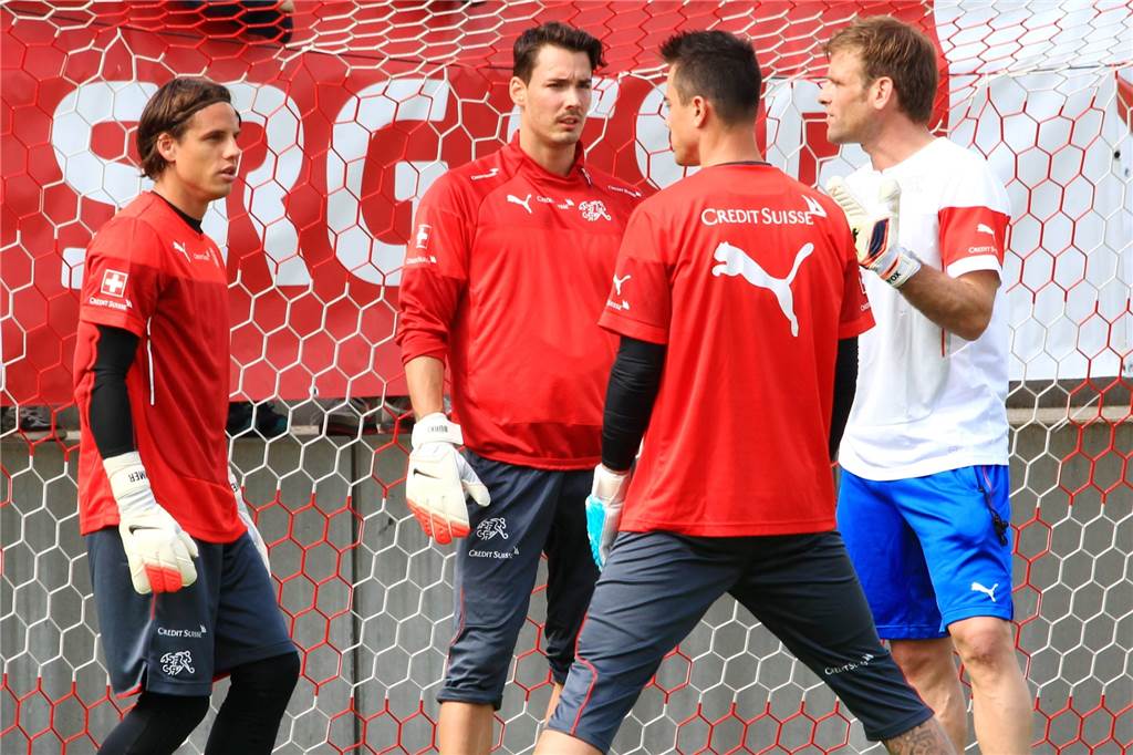 Patrick Foletti im Interview: Bürki ist einen Tick besser als Hitz Patrick Foletti (r.) trainiert seit November 2011 die Torhüter der Schweizer Nationalmannschaft. Mit Yann Sommer, Roman Bürki und Marwin Hitz standen zuletzt regelmäßig drei Bundesligaprofis im Aufgebot. Diego Benaglio (2.v.r.) hat mittlerweile seine Nationalmannschaftskarriere beendet.