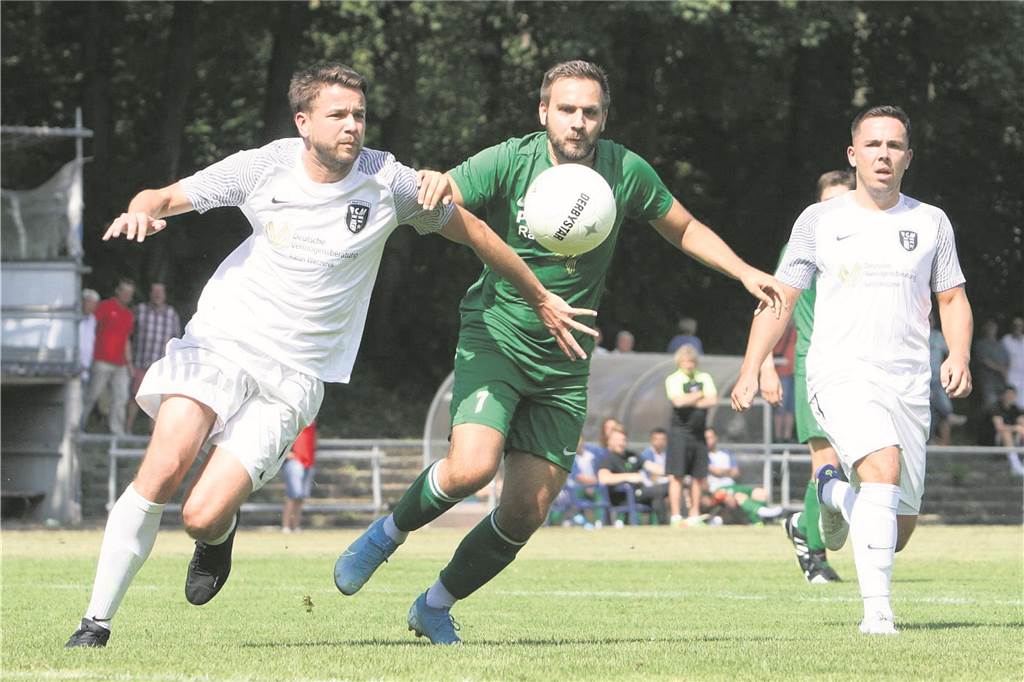 Bezirksliga-Topspiel Disteln gegen FC Marl: Patrick und Yannick Goecke - Brüderduell im Sporttalk Patrick Goecke (l.) hält die Abwehr des FC Marl zusammen. Am Sonntag wird er es häufig mit seinem Bruder Yannick zu tun bekommen, denn der ist Stürmer.