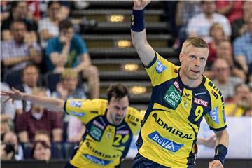 Patrick Groetzki (hinten) und Gudjon Valur Sigurdsson von den Rhein-Neckar Löwen bejubeln einen Treffer. Foto: Axel Heimken