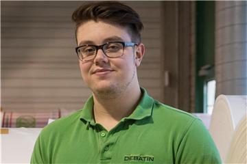 Patrick Heilig macht bei der Anton Debatin GmbH in Bruchsal eine Ausbildung zum Packmitteltechnologen. Foto: Daniel Maurer/dpa-tmn