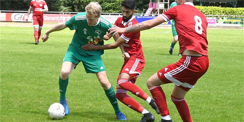 Jörg Bengfort führt DJK Stadtlohn auf Rang fünf Patrick Huesmann (l., Epe I) im Kampf um den Ball mit Serhat Delen und Lucas Kerkeling (Stadtlohn).