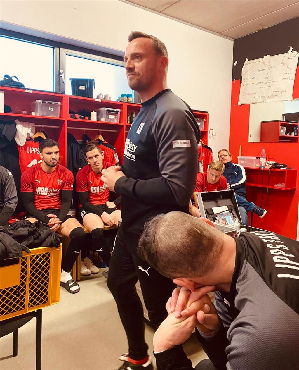 Er wird „Kloppo der Kreisliga“ genannt - und hält sogar Ansprachen vor Regionalliga-Spielern Patrick in Linnemann in der Kabine vor dem Spiel gegen Homberg.