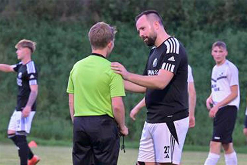 FC Oeding trennt sich von Co-Trainer Patrick Janert im Dialog mit Schiedsrichter Christoph Dastig.