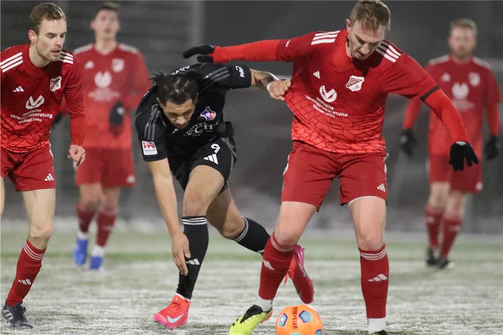 Patrick Johann erklärt schnelle Rückkehr zum VfR Sölde Patrick Johann schirmt den Ball ab