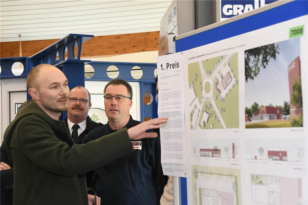 Patrick Knüppe (vorne) vom Hamburger Architekturbüro Studiopenta hat mit seinem Kollegen den Siegerentwurf für das neue Feuerwehrgerätehaus erstellt.