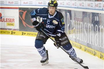 Patrick Köppchen ist am Puck. Foto: Armin Weigel/Archiv