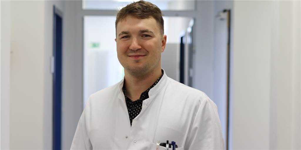 Neues Angebot für Blutspender am Klinikum Dortmund Patrick Kruczek ist Assistenzarzt im Institut für Transfusionsmedizin des Klinikums Dortmund und erklärt die Bedeutung von Stammzellspenden für Krebspatienten.