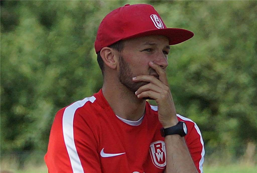 Patrick Kulinski spielt zukünftig für RW Unna Patrick Kulinski blickt auf das Spielfeld.