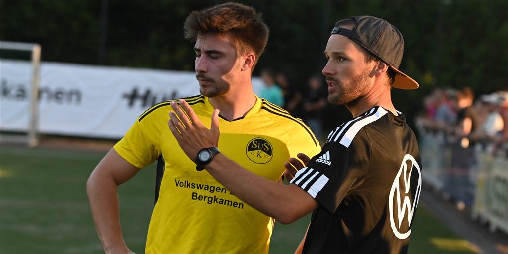 „Das neue Kaiserauer Gesicht gezeigt“: SuS-Coach Kulinski nach Torspektakel stolz und wehmütig Patrick Kulinski (r.) stellt hier Marcel Friede ein. Gegen Hombruch lieferte der SuS Kaiserau ein ordentliches Spiel ab. Nun wartet Königsborn auf den SuS.