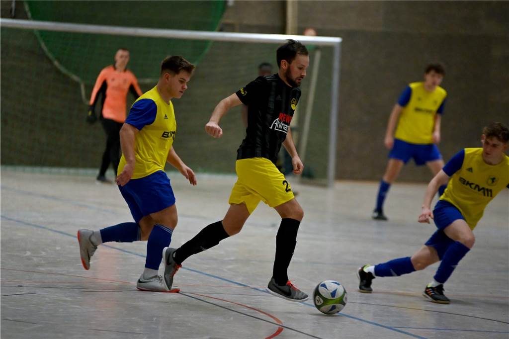 VfL Kamen tritt nicht an: Was sagt die Konkurrenz? Patrick Kulinski, Trainer des SuS Kaiserau, führt den Ball bei den Stadtmeisterschaften in Heeren.
