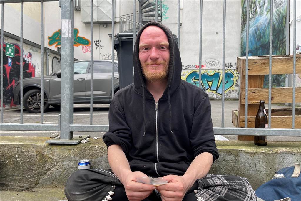 Sorge bei Obdachlosen nach zwei Toten und einer versuchten Tötung Patrick lebt mittlerweile in einer Wohnung. Auf der Straße ist er trotzdem häufig anzutreffen. Die beiden getöteten Obdachlosen sind ein großes Thema in der Szene.