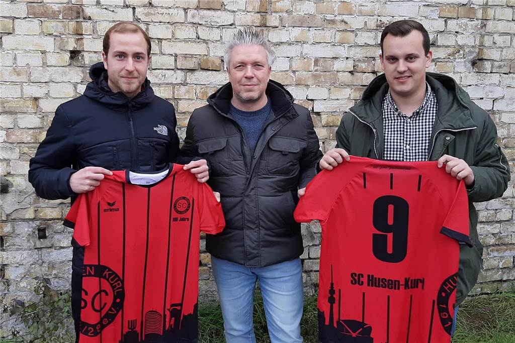 Neuer Trainer bei Husen-Kurl: bekanntes Vereinsgesicht übernimmt die Rolle Ein Gruppenbild, indem Lechtermann ein SC Trikot hochhält.