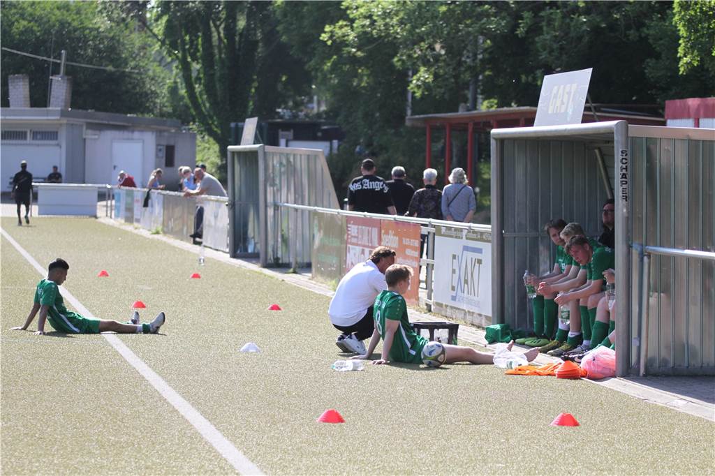 Trotz Doppel-Rot für VfL Kemminghausen: SuS Olfen steigt nach Desaster in die Kreisliga ab Patrick Linnemann (2.v.l.) ließ seine Spieler nach Abpfiff lange alleine.