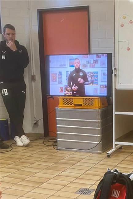 Er wird „Kloppo der Kreisliga“ genannt - und hält sogar Ansprachen vor Regionalliga-Spielern Patrick Linnemann bei der Videoansprache vor der Mannschaft des SV Lippstadt.