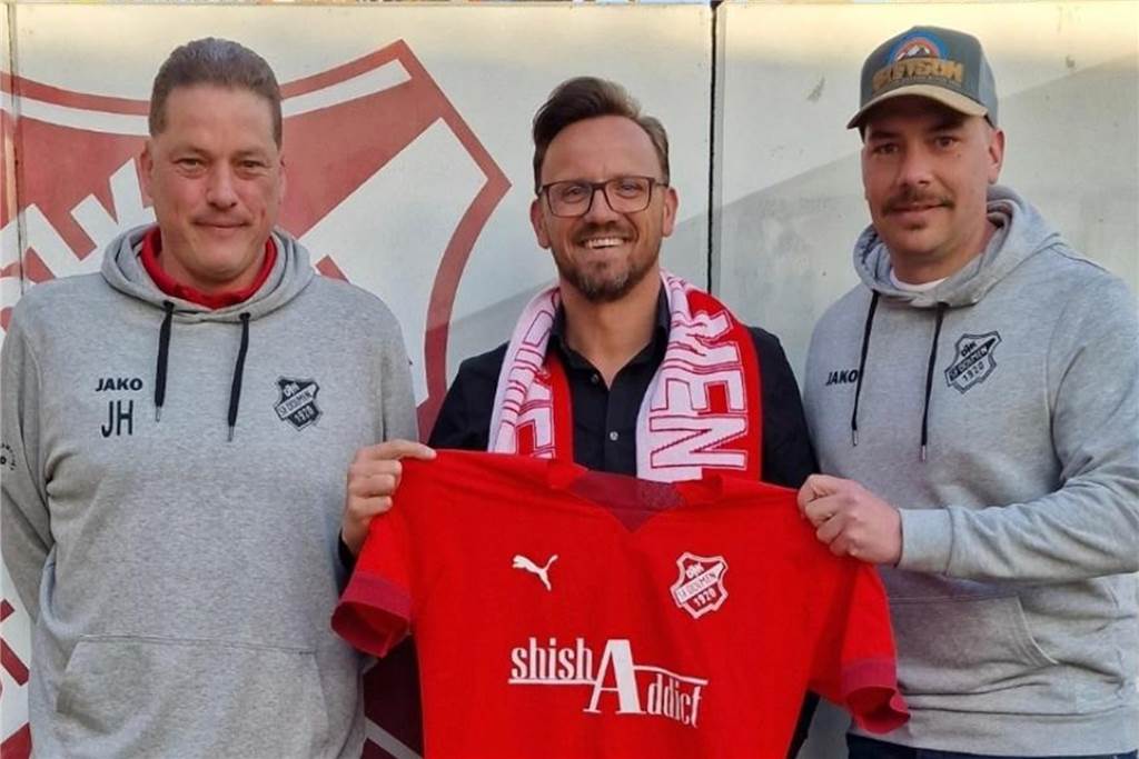 Patrick Linnemann schließt sich DJK Dülmen an Patrick Linnemann hält ein Trikot der DJK Dülmen in die Kamera.
