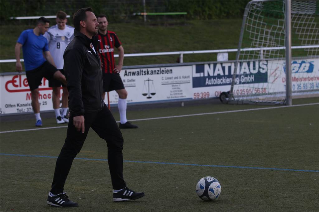 So lief das erste Training unter Patrick Linnemann beim SuS Olfen Patrick Linnemann machte selbst Übungen vor.