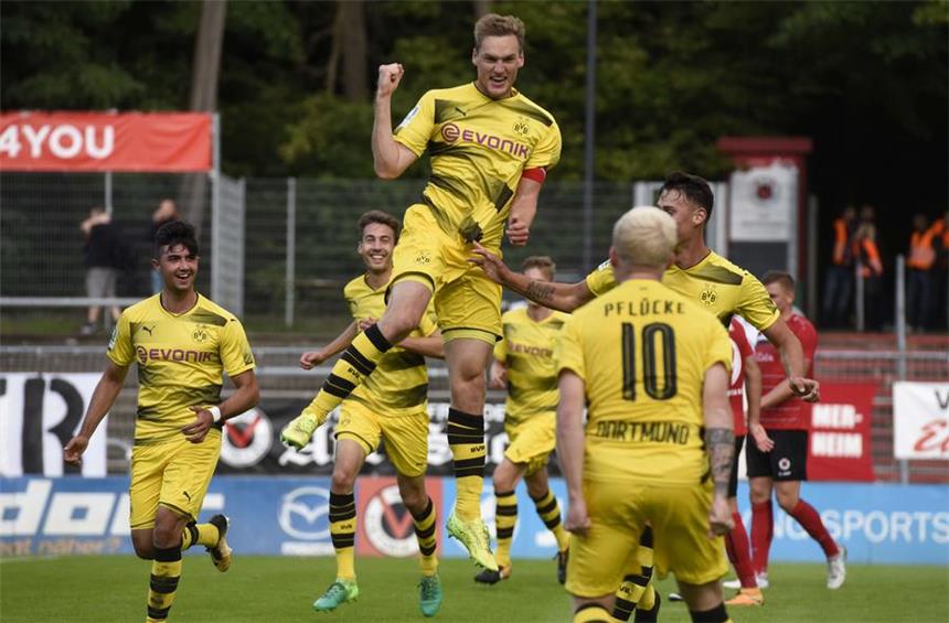 Patrick Mainka schießt den BVB II an die Tabellenspitze Patrick Mainka (M.) erzielte den entscheidenden Treffer gegen Viktoria Köln.