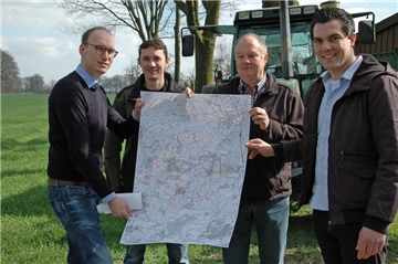 Patrick Nettels von der Menuet GmbH, Stefan Kortmann, Josef Reckmann und Manuel Lachmann freuen sich über den positiven Ausgang der Vorvermarktung des Glasfaserausbaus im Ausbaugebiet Langenbrock-Beifang.