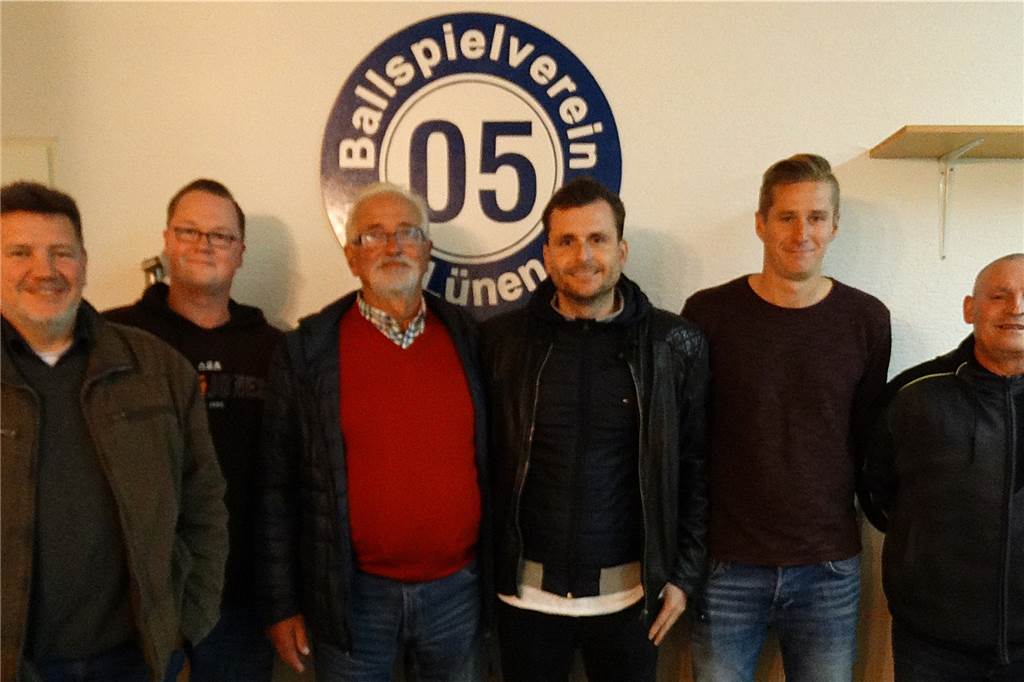 Fußballpause beendet: Patrick Osmolski hat eine neue Aufgabe gefunden - bei diesem Klub Patrick Osmolski (4.v.l.) - inmitten seiner neuen Kollegen beim BV Lünen. Der 37-Jährige ist ab sofort Sportlicher Leiter bei den Geistern.