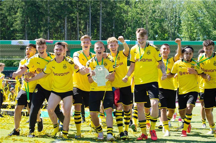 Osterhage: „Wir sind rausgegangen und wollten alles raushauen, was noch in uns steckt“ Patrick Osterhage (2.v.l.) feiert mit seinen Teamkollegen den Titel.