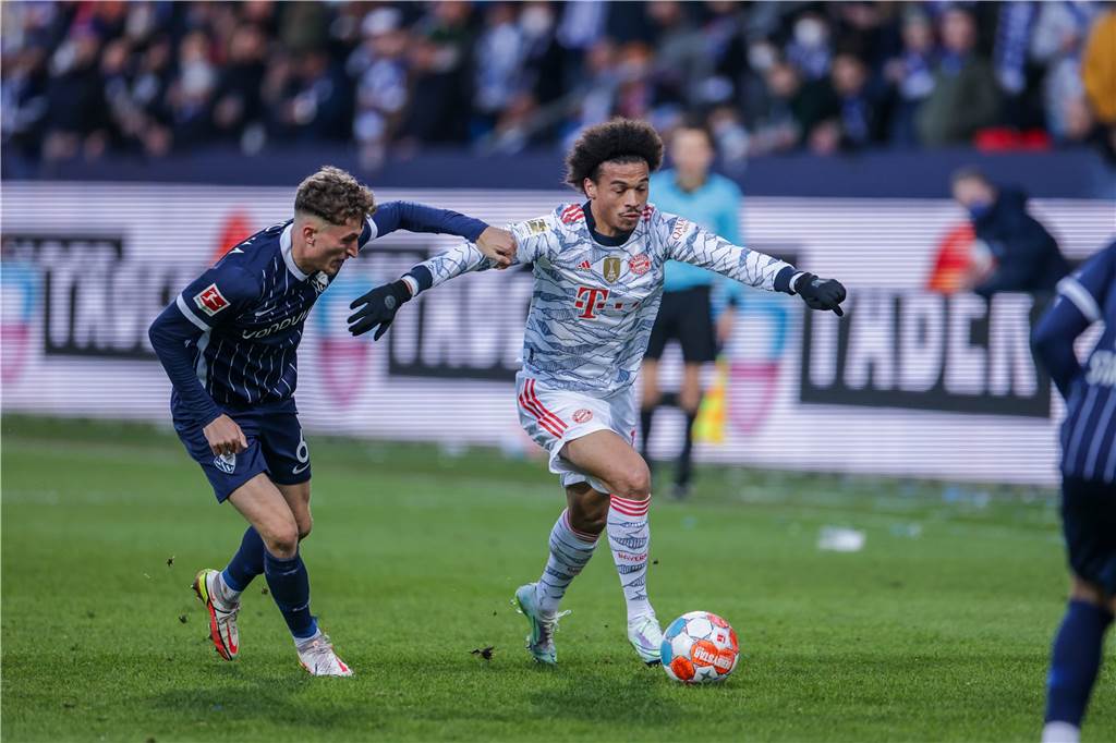Wiedersehen mit dem BVB: Patrick Osterhage blüht beim VfL Bochum auf Patrick Osterhage (l.) im Duell mit Bayerns Leroy Sane.