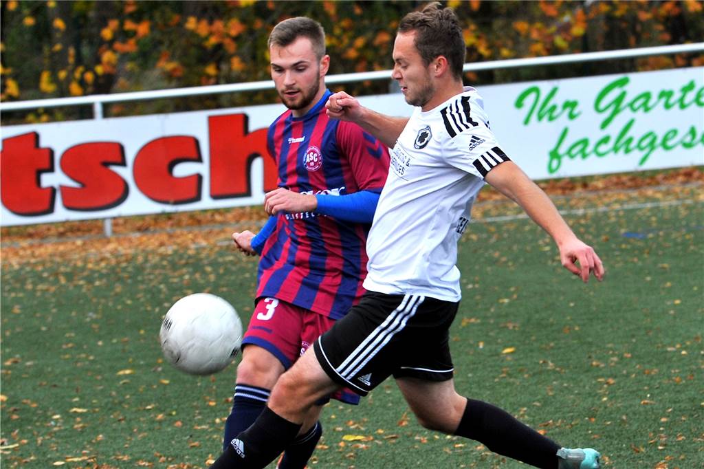 Geisecker SV wurde zum Spezialisten - und das gleich in zweierlei Hinsicht Patrick Pietrzinski (re.) stand bei allen 15 Geisecker Hinrundenpartien auf dem Platz und ist mit fünf Saisontoren zudem der erfolgreichste Torschütze der „Kleeblätter“.