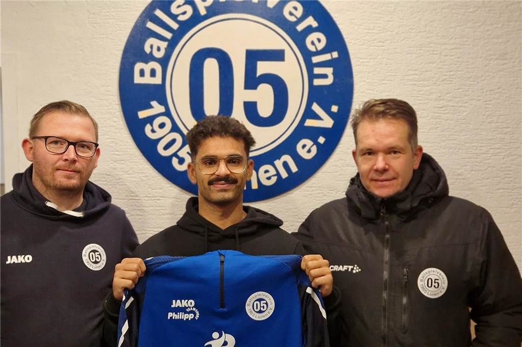 BV Lünen holt Patrick Röll zurück in die Geist Patrick Röll (Mitte) hält einen Trainingsanzug des BV Lünen.