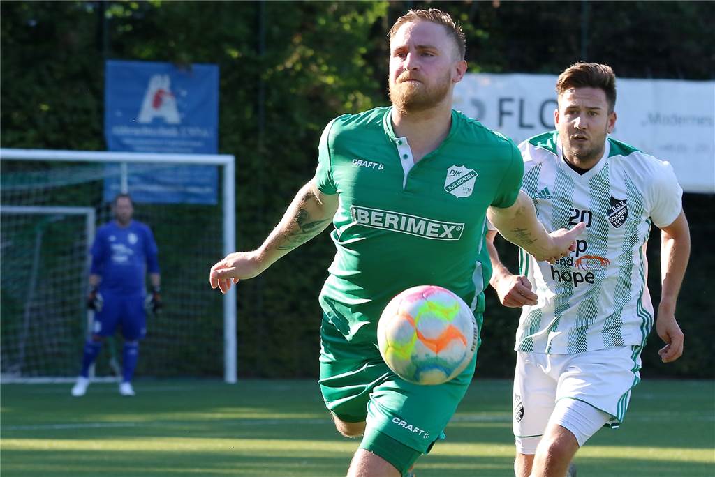 Dortmunder Brüderpaar erlebt schlimmen Saisonstart: „Sowas in der Karriere noch nie erlebt“ Patrick Rudolph (am Ball) und die DJK TuS Hordel stehen momentan auf dem letzten Tabellenplatz.