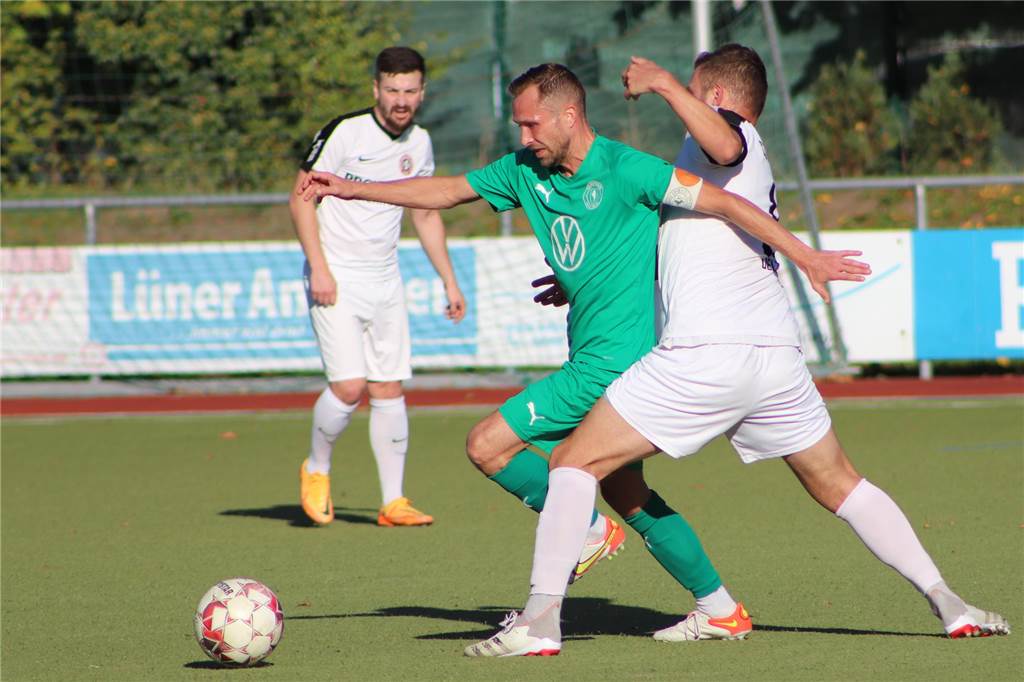 Dortmunder Fußball-Spiel abgebrochen: Zuschauer bedrohen Schiedsrichter, Klub kritisiert ihn Patrick Schöpf, hier noch als Kapitän von Westfalia Wethmar, trainiert den FV Scharnhorst.