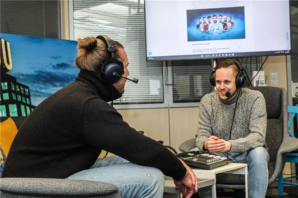 Endrunde der Hallenstadtmeisterschaft: Das sind die Kommentatoren und Reporter Patrick Schröer und Janis Czymoch (l.) sind als Reporter in der Helmut-Körnig-Halle vor Ort.