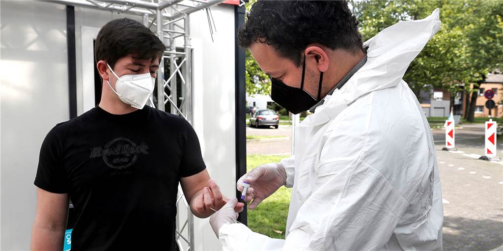 Kostenübernahme durch Dorstener Teststellen? Entscheidung gefällt Patrick Schürhoff, Betreiber des TestCov-Teststellen in Dorsten, wünscht sich Klarheit bei der Frage, ob Teststellen die Selbstbeteiligung für die Kundinnen und Kunden übernehmen dürfen.