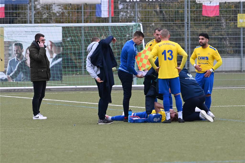 Bittere Verletzung für Spieler des SV Herbern Patrick Sobbe vom SV Herbern wurde zunächst auf dem Feld behandelt.