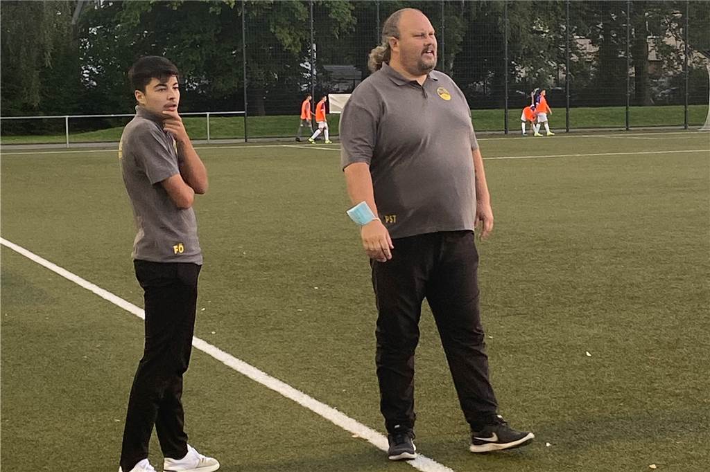 Schwierige Kaderplanung bei Kaiseraus U15 - SuS startet verspätet in die Saison Patrick Steinke (r.) und Furkan Öncü trainieren die U15 des SuS Kaiserau.