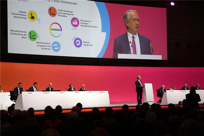 Patrick Thomas, Vorstandsvorsitzender von Covestro, spricht auf der Hauptversammlung des Kunstoffherstellers zu den Aktionären. Er übergibt vorzeitig seinen Posten. Foto: Oliver Berg