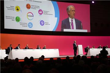 Patrick Thomas, Vorstandsvorsitzender von Covestro, spricht auf der Hauptversammlung des Kunstoffherstellers zu den Aktionären. Er übergibt vorzeitig seinen Posten. Foto: Oliver Berg