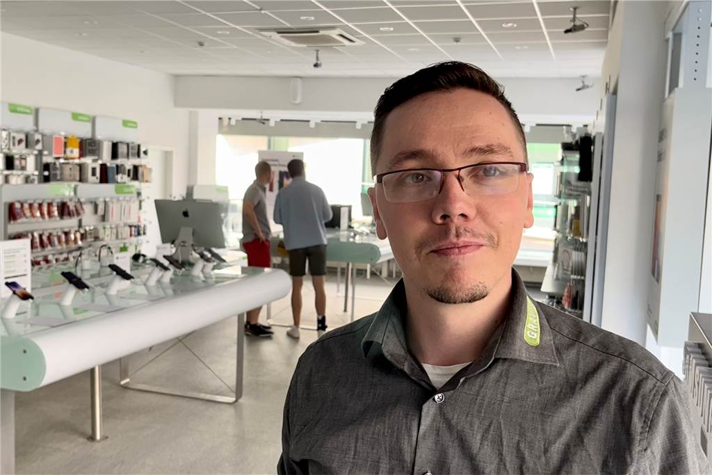 Dortmunder City ohne Strom: Optiker muss Brillen im Dunkeln richten Patrick Uglorz-Schorm von dem Apple-Händler Gravis. Auch hier war der Strom weg.