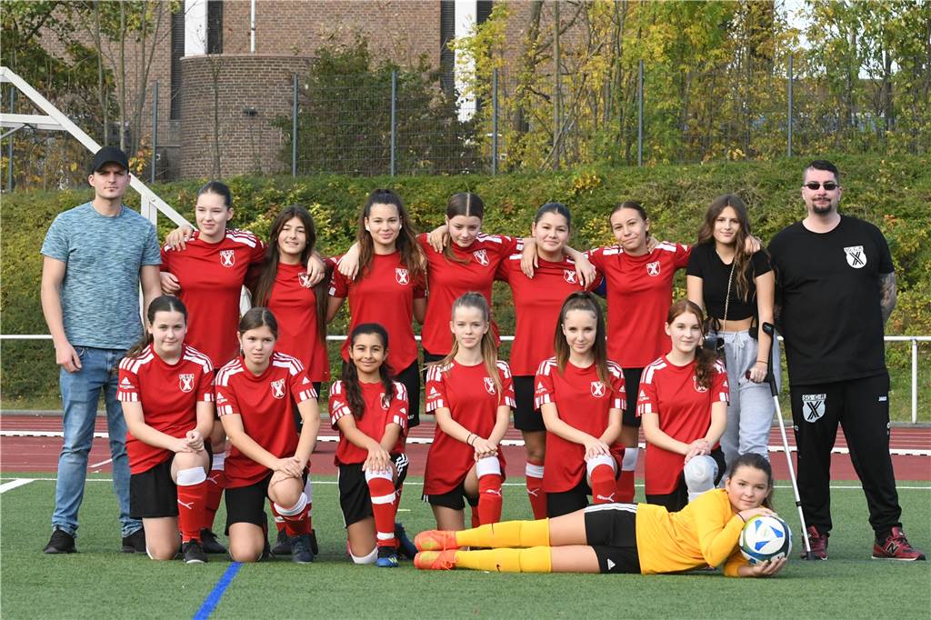 Allein zu Hause: Bei der SG Castrop halten nur noch Mädchen den Frauenfußball aufrecht Patrick Vierhaus betreut gemeinsam mit seiner Schwester Daniela sowie Kevin Klingenhagen die U15-Juniorinnen der SG Castrop.