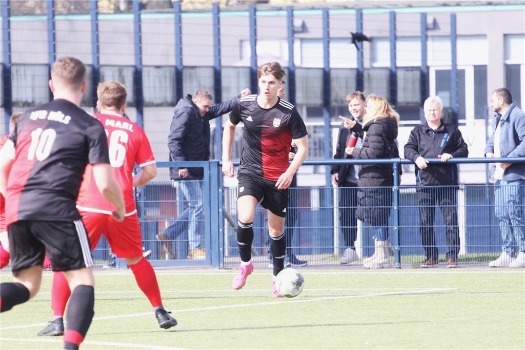 TuS Gahlen meldet erste Sommerneuzgänge: Einer kommt vom VfB Hüls Patrick Zimmermann am Ball