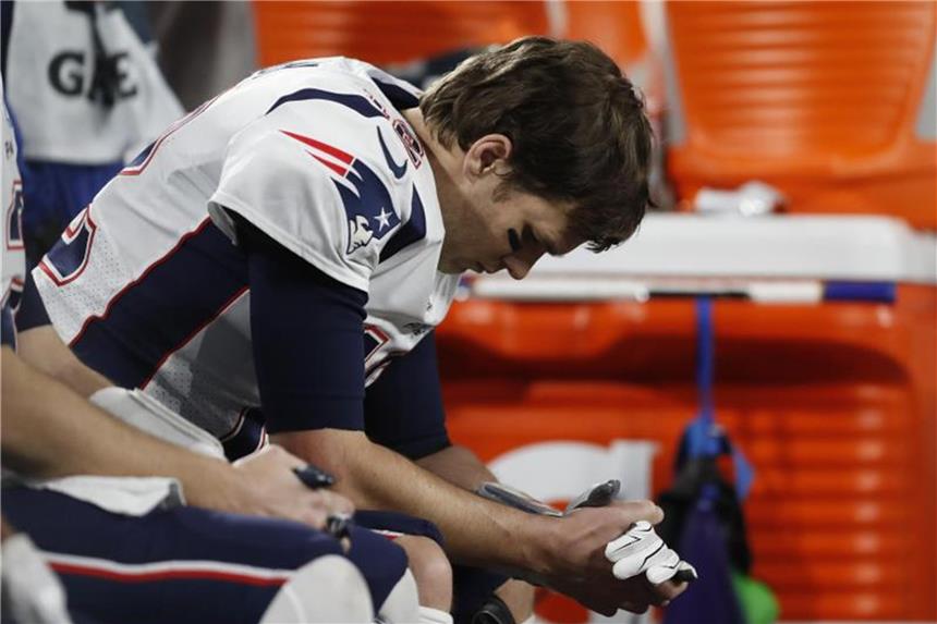 MVP, aber kein Titel: Brady setzt Serie fort Patriots-Quarterback Tom Brady lässt im Super Bowl den Kopf hängen. Foto: Jeff Roberson
