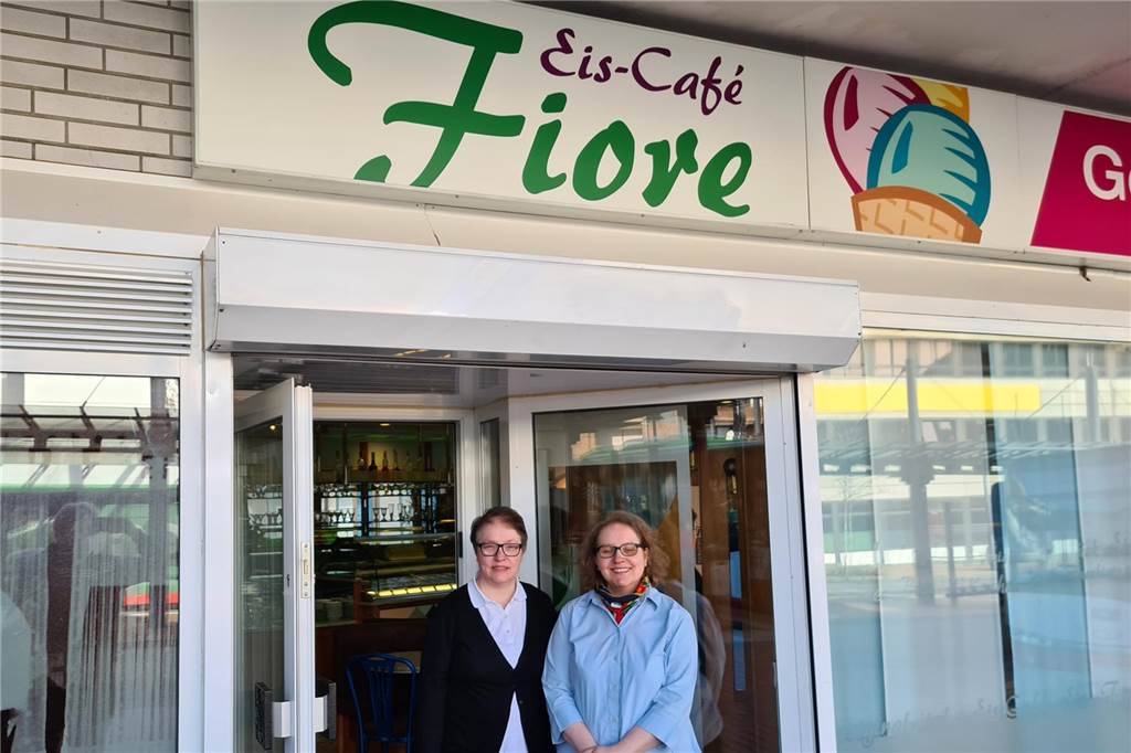 Eine Ära endet: Traditionsreiches Castroper Eiscafé schließt wegen Corona Patrizia (l.) und Lucia Fiore vor ihrer geschlossenen Eisdiele. Öffnen wird sie wohl nicht mehr.