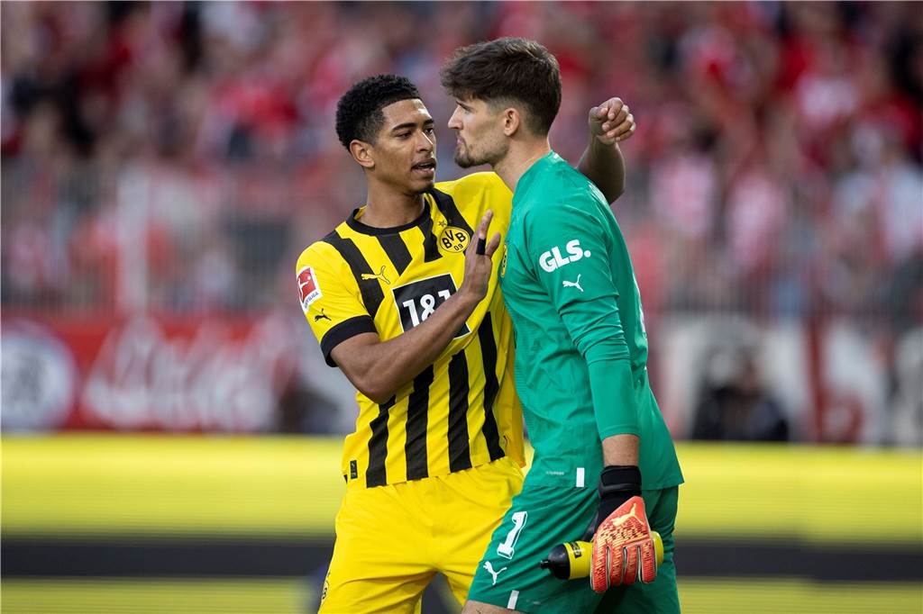 Bedenklicher BVB-Auftritt in Berlin: Dortmund ist im Mittelmaß angekommen Jude Bellingham tröstet Gregor Kobel.