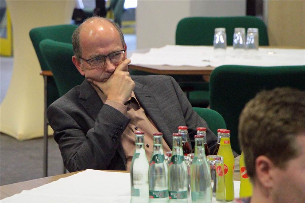 CDU-Politiker Rolf Weißner sitzt nachdenklich auf einem Stuhl.