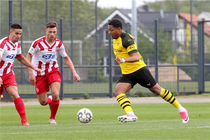 Platz 6: Absage für den BVB: Nachwuchsstürmer Besong entscheidet sich gegen Borussia Dortmunds U23 Paul Besong (r.) wird den BVB wohl verlassen.