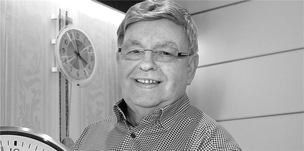 Nach Doppel-Job übernahm Paul Budde Juwelier Bleckmann in Werne Paul Budde vor einer Wand mit Uhren.