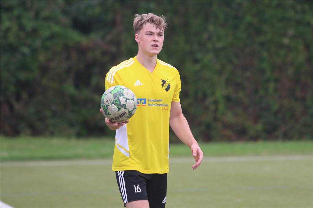 Youngster über Negativserie bei Westfalia Vinnum Paul Deicke beim Einwurf.
