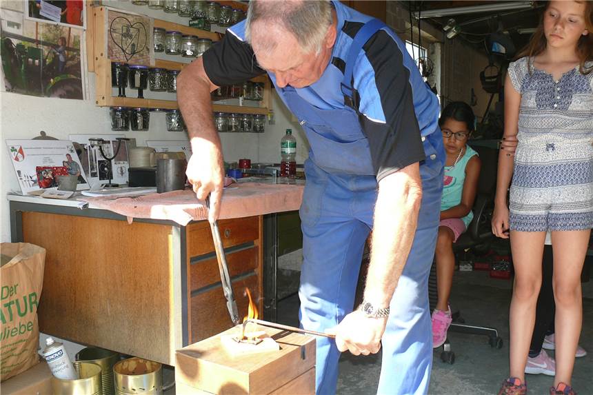 Paul Engbers begeistert Ferienspaß-Kinder in der Jugend-Kunstwerkstatt Paul Engbers ganz in seinem Element. Auch im achten Jahr hat der gelernte Schmied noch immer riesigen Spaß an der Ferienspaß-Aktion in der Jugend-Kunstwerkstatt.