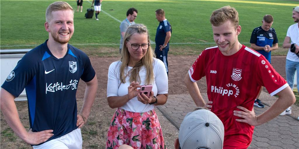 Gimbel gegen Gimbel bei der Stadtmeisterschaft: „Er war der Bessere“ Paul Gimbel (l.) und sein älterer Bruder Tim Gimbel (r.) trafen am ersten Spieltag der Halterner Stadtmeisterschaft zum ersten Mal als Gegner aufeinander.
